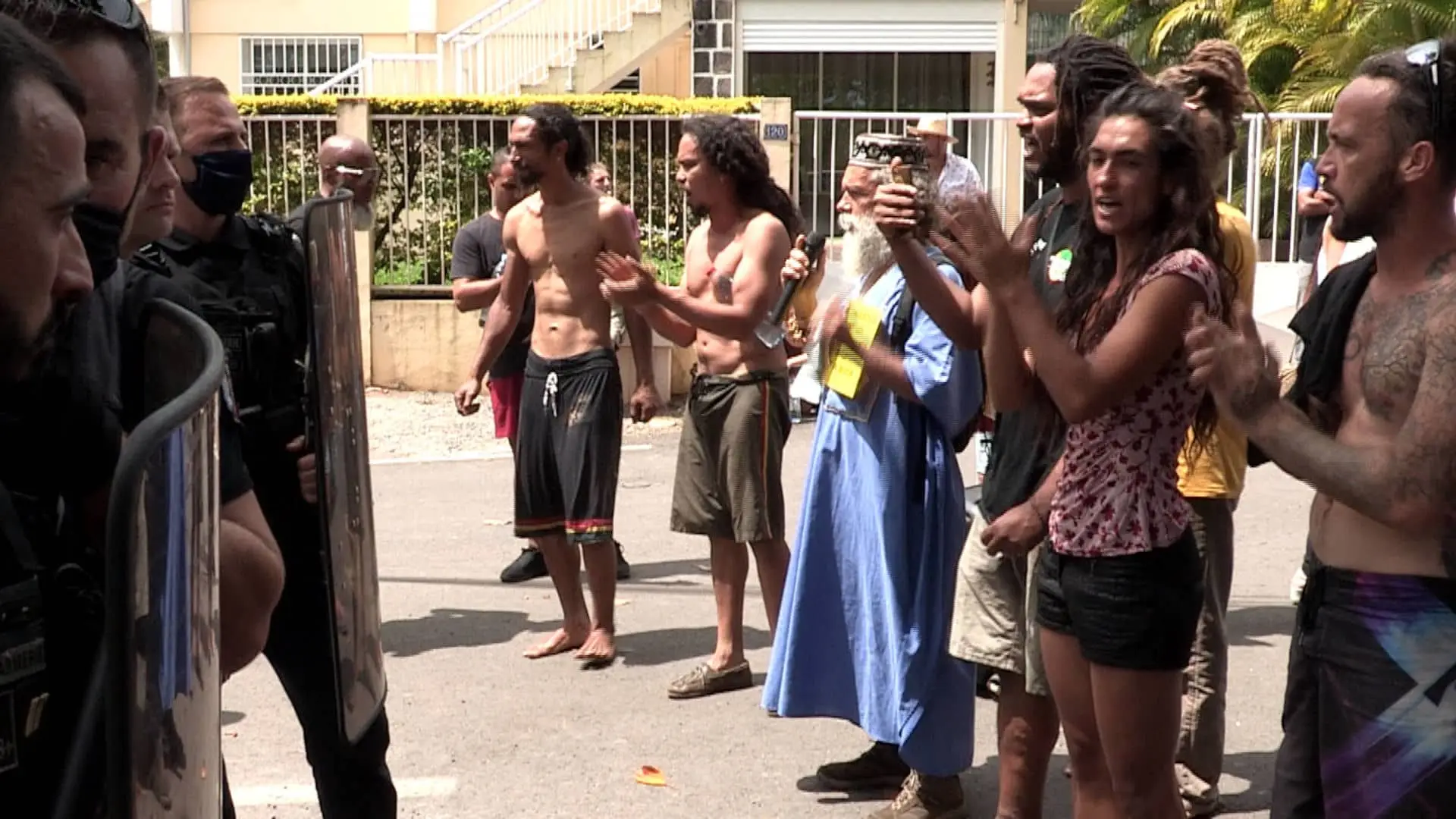 qg-zazale-manif-manapany-face-police-1920x1080-c